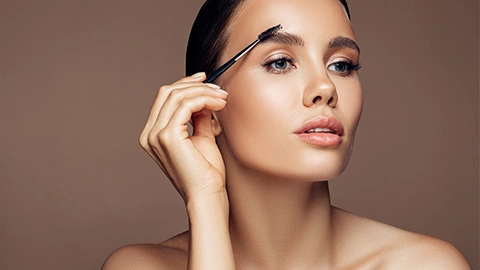 Augenbrauen schminken: Die besten Tipps & Anleitungen