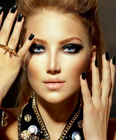 Blaue Augen schminken: Profi-Tipps & beste Produkte