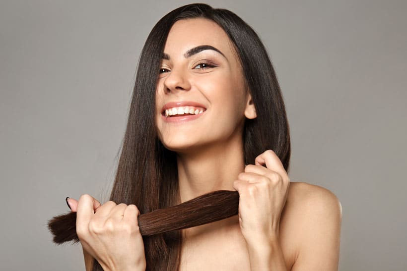 Dickere Haare bekommen: Tipps für mehr Volumen