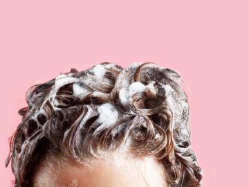 Die besten Kopfhautpeelings + einfaches DIY-RezeptEin Kopfhautpeeling fördert die Durchblutung und befreit von festsitzendem Schmutz, den normales Shampoo nicht erreicht. Auch bei Problemen wie Schuppen, einem schnell fettenden Haaransatz und zur Förderung des Haarwachstums kann ein Kopfhautpeeling helfen.In diesem Artikel zeigen wir die besten fertigen Kopfhautpeelings, Anleitungen für ein DIY-Peeling und beantworten alle Fragen zum Thema.Das Wichtigste in KürzeDie besten Kopfhautpeelings im Vergleich:Kopfhautpeeling mit Salz von URBAN ALCHEMYVorteile/Nachteile