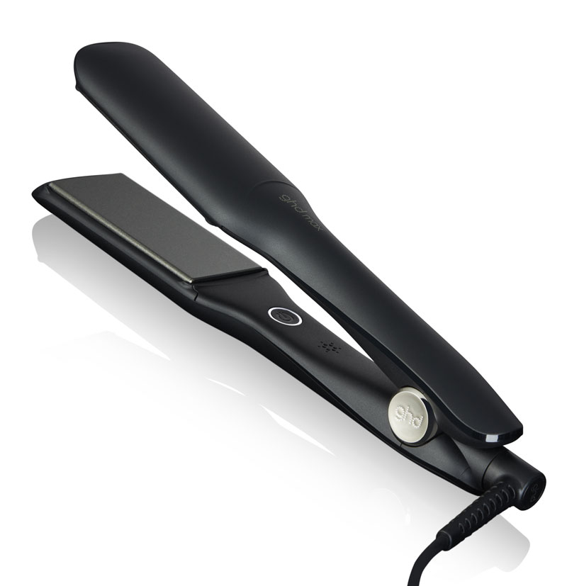 ghd max Styler Test: Unsere Erfahrung mit dem breiten GlätteisenEin Glätteisen mit extrabreiten Platten spart beim Styling Zeit und kann in einem Durchgang mehr Haare greifen. Das kann der ghd max Styler. Wir haben ihn getestet und verraten dir, was er kann, für wen er geeignet ist und welche Alternativen es auf dem Beautymarkt gibt.Das Wichtigste in Kürzeghd Max Styler im TestUnsere Erfahrung mit dem ghd max StylerFür wen eignet sich der ghd max Styler?Alternativen zum ghd max Styler Glätteisen:Remington Pro Ceramic ExtraRemington Shine TherapyWodurch unterscheidet sich der ghd max Styler von anderen ghd Stylern?Kann ich mit dem ghd max Styler Wellen oder Locken machen?