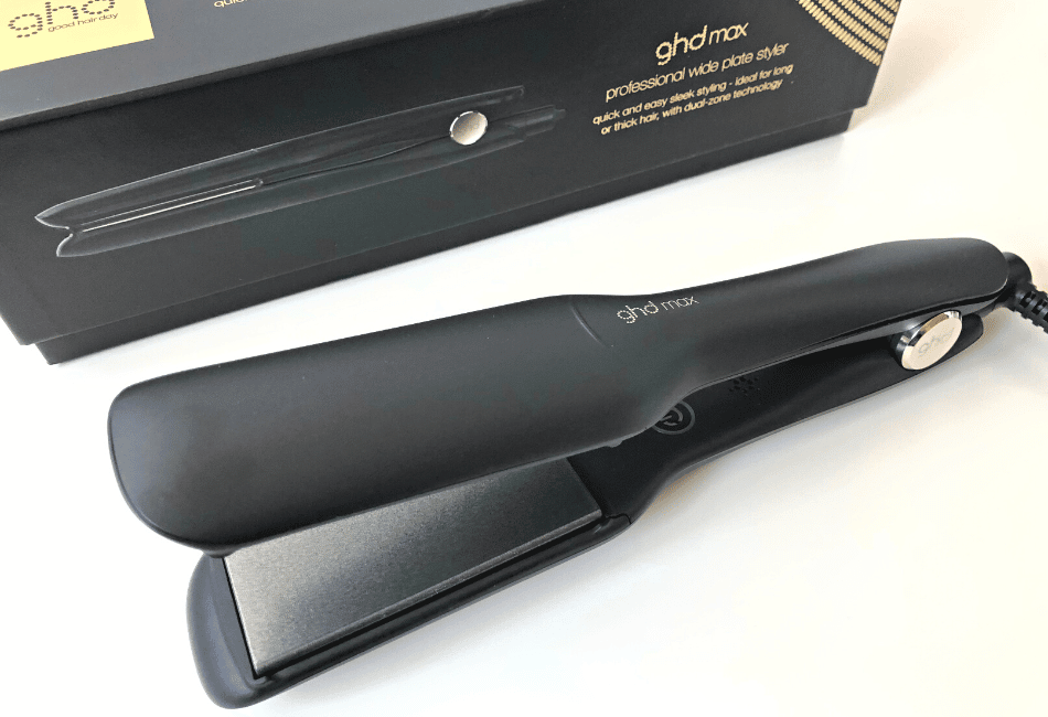 ghd max Styler Test: Unsere Erfahrung mit dem breiten GlätteisenEin Glätteisen mit extrabreiten Platten spart beim Styling Zeit und kann in einem Durchgang mehr Haare greifen. Das kann der ghd max Styler. Wir haben ihn getestet und verraten dir, was er kann, für wen er geeignet ist und welche Alternativen es auf dem Beautymarkt gibt.Das Wichtigste in Kürzeghd Max Styler im TestUnsere Erfahrung mit dem ghd max StylerFür wen eignet sich der ghd max Styler?Alternativen zum ghd max Styler Glätteisen:Remington Pro Ceramic ExtraRemington Shine TherapyWodurch unterscheidet sich der ghd max Styler von anderen ghd Stylern?Kann ich mit dem ghd max Styler Wellen oder Locken machen?